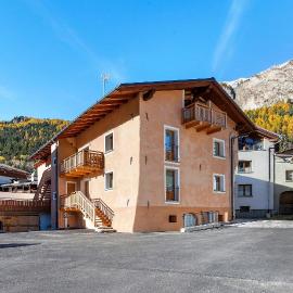 Appartamento Via Livigno, hotel u gradu Izolača