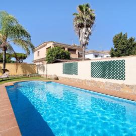 Chalet con piscina en la Barrosa, hotelli kohteessa Chiclana de la Frontera