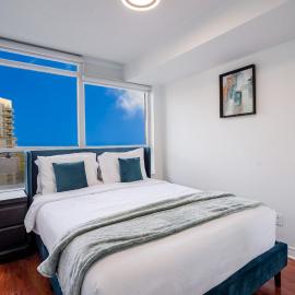 Modern 2 Bedroom 2 Bathroom Condo Walk to Square One YYZ Airport And Free Parking 25th, hotell sihtkohas Mississauga