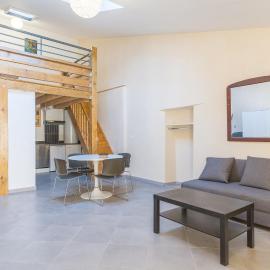 Vaste appart de 50 m2- 2 pièces -n3, hôtel à Charleval