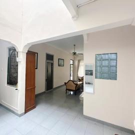 Large 4BR White House in Bogor near Botanic Garden & Toll