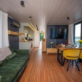 Schwimmendes Ferienhaus Emsel Woma、フュルステンベルク・ハーヴェルのホテル