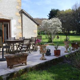 Maison campagne-Piscine-Chaulgnes, hotel u gradu Chaulgnes