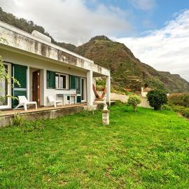Blissful Haven - Soulful Stays, hotel in Porto Moniz