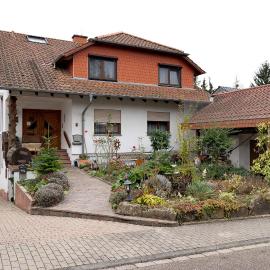Viesnīca Ferienwohnung Bender pilsētā Zinsheima