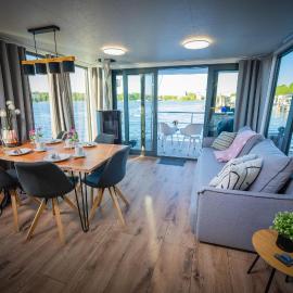 Luxuriöses Hausboot Roma Woma D13, hotel in Fürstenberg