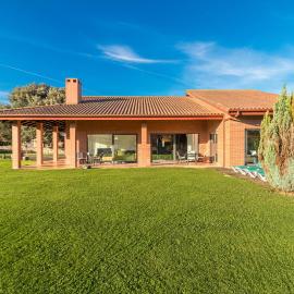 Villa Monasterio، فندق في Camargo