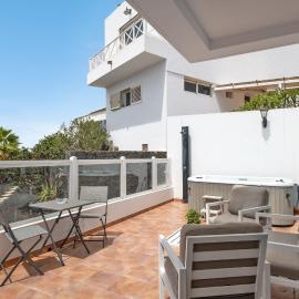 Garden Apartment، فندق في تياس