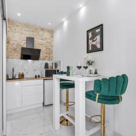 Terrace - City Center - Beach - Air conditioning - WiFi - Tram - Equipped Kitchen - Quiet, hotel din Nisa