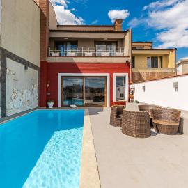 Tranquility Villa with Pool Private Garden & BBQ by PikHost