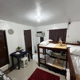 Budget Stay in Cebu Transient Room with WiFi, Netflix, AC & Free Parking Up to 8 Guests, hotel in Cebu City