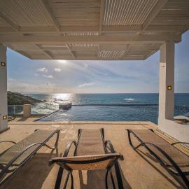 Villa Pantheon with Private Pool & Jacuzzi, hotel sa Pomos