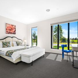 Stylish Park-fronted Luxury Grand Family House!, hotel in Wyndham Vale