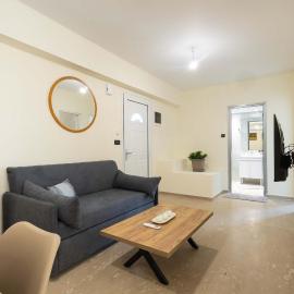 Sinani Apartment - Sea View Balcony & Jacuzzi Gem، فندق في Asgourou