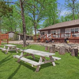 Quail Cove 1 - Lakefront Studio Boat Slip, hotel in Shell Knob