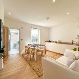 New - Luxury City Centre Oasis - Free Private Parking, hotel in Canterbury