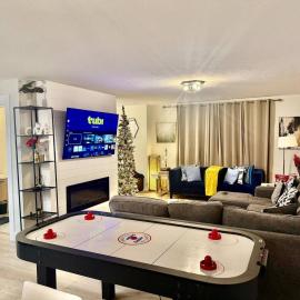 Spacious 4BR Home Near YQM with Patio and Free Parking, hotel em Dieppe