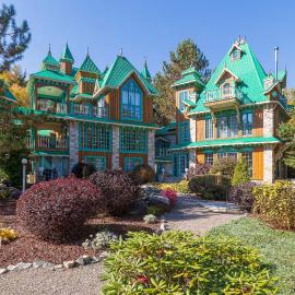 Domaine Rivière Sacacomie Chalets et Bed and Breakfast -Manoir Canergie, מלון בסנט אלקסי-דה-מון