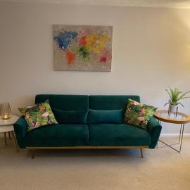 8 The Lodge - sunny & spacious 2 bed apartment with garage