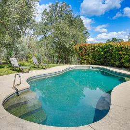 8-Acre Retreat: Pool & Stunning Mt Lassen View!, Hotel in Redding