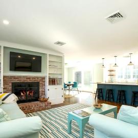 Newly updated home sleeps 7, AC, free WIFI, half mile to town