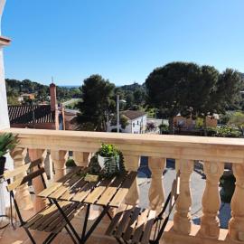 Easy and free parking right in front of the building La Pubilla Apartment
