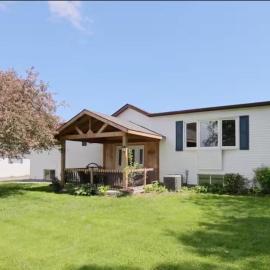 Private Hay Bay Waterfront Napanee with Pool and Dock, hotel u gradu 'Deseronto'