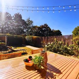 Maison Langevin 2-Bedroom House with Cozy Garden & Patio, hotel di Lille