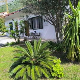 Cozy Home Near Split & Beach Invites You, hotel a Zminjevača