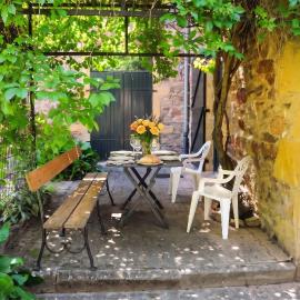 Charmante maison en pierres dorées, au calme avec jardin et parking gratuit - A 15 mn à pied du village de Lentilly, hotel em Lentilly