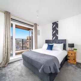 Modern Six Bed House With Private Garden, Balcony & Parking in Dartford Near Bluewater & Transport Links, Ideal for Families, Contractors and Long Stays, Hotel in Greenhithe