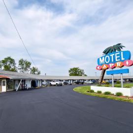 Capri Motel By OYO Elwood, Wathena