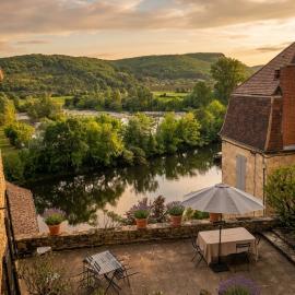 Studio 40m2 avec terrasse face à la Dordogne avec vue exceptionnelle, hotel in Beynac-et-Cazenac