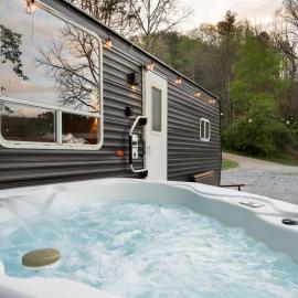 Skylar - Riverside Retreat, Hot Tub, Fire Pit and Mountain Views