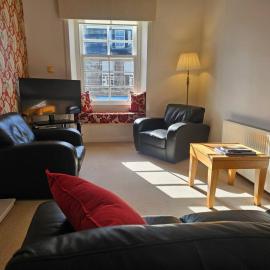 Charming Biggar High Street Retreat - 2 Bedrooms, hotel in Biggar