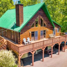 Massive Log Chalet with Hot Tub