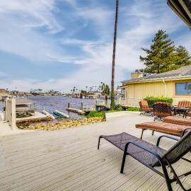 Private Dock + Fire Pit: Discovery Bay Retreat!: Discovery Bay şehrinde bir otel