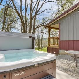 Laurelville Home w/ Hot Tub & Fire Pit, hotel u gradu 'Laurelville'