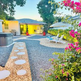Italian Amalfi Cottage - Walk to the beach - Hot Tub, hotel in Lake Worth