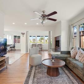 Lakefront 2BR Lavender Home with Patio and Water Views, hotel u gradu San Mateo