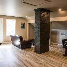 King Bed, Walk to UE, New Reno, Spacious, Parking, hotel a Evansville