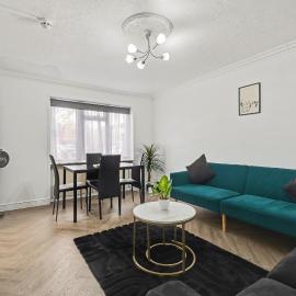 Modern 3 bed house in Edmonton with private driveway parking
