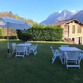 CASA PIER Tra montagne e lago con giardino e parcheggio