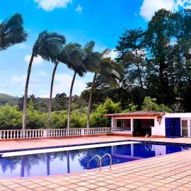 Finca con Piscina gigante y con jacuzzi cerca al peñol