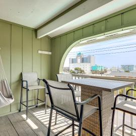 Cozy Carolina Beach Condo w/ Ocean Views!, hotel in Carolina Beach