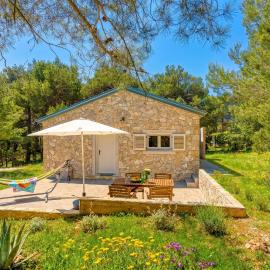 Eco House Casa Grigia Zabodarski Beach - Happy Rentals, hotel din Cunski