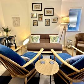 Modern Edgware flat with garden and parking