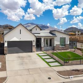 Texas Modern 4BR 3BA Home Gazebo Spacious Yard Villa, hotel in El Paso