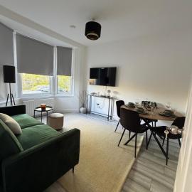 Modern 4 Bedroom Home ,Sleeps 9, prime location only 5 minutes walk to Tottenham Stadium, hotel in London