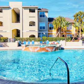 Gorgeous condo, 2 bedrooms, 2 baths, with pool, minutes to Clearwater Beach, hotel in Clearwater